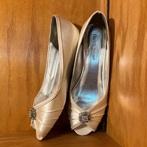 David’s Bridal Kelsey 9M Brand New w/o tags. Never worn.